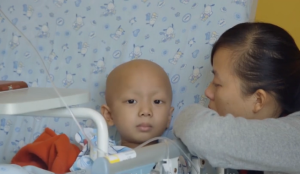 真實故事：安徽4歲男孩患惡性腫瘤，手術時被迫中止，父母痛哭