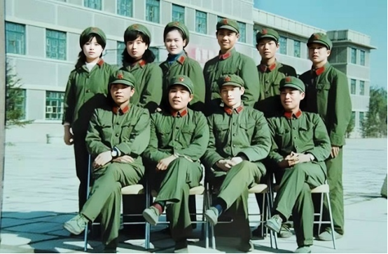 1964年，賀龍請示偉人能否取消軍銜，偉人是怎麼回應的？