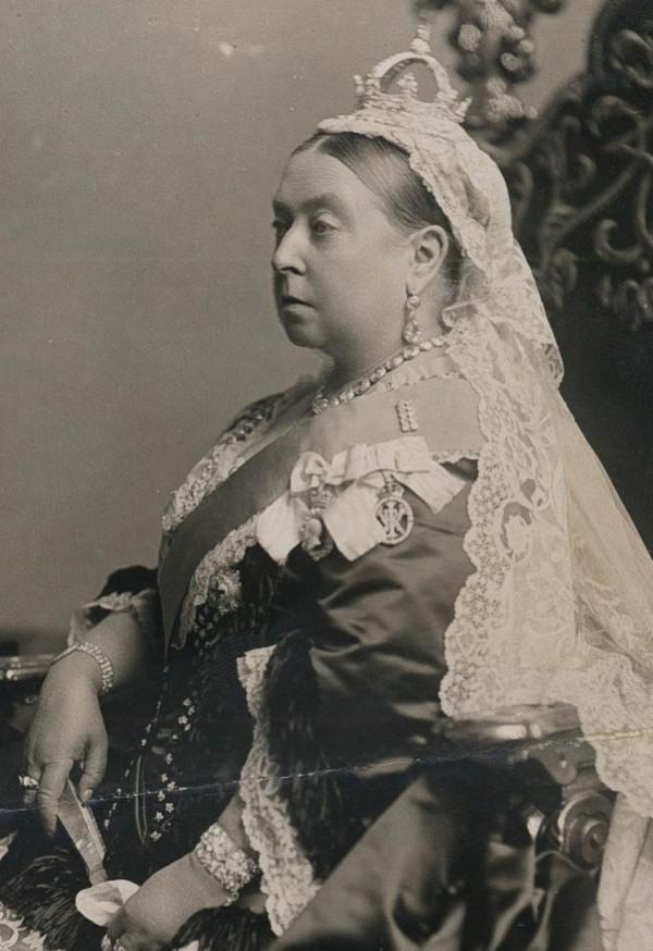 大戶就是不一樣,一下頭戴兩頂頭飾,連詩麗吉王后都無法與之相比 大戶就是不一樣,一下頭戴兩頂頭飾,連詩麗吉王后都無法與之相比