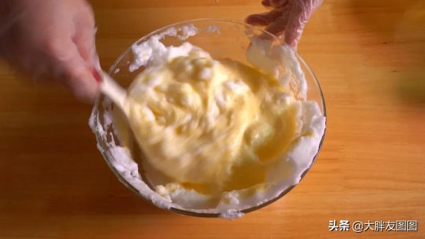 沒秤，沒打蛋器，沒烤箱，如何做出蓬鬆的無油蛋糕？