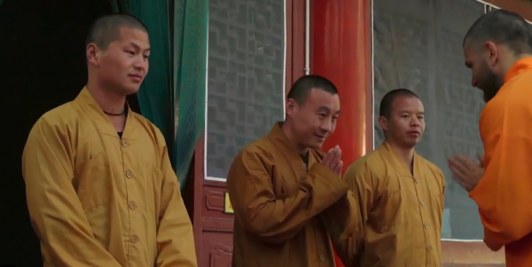 英國肌肉男質疑中國武術,上門挑戰少林武僧,結果只能腫著臉回國 英國肌肉男質疑中國武術,上門挑戰少林武僧,結果只能腫著臉回國