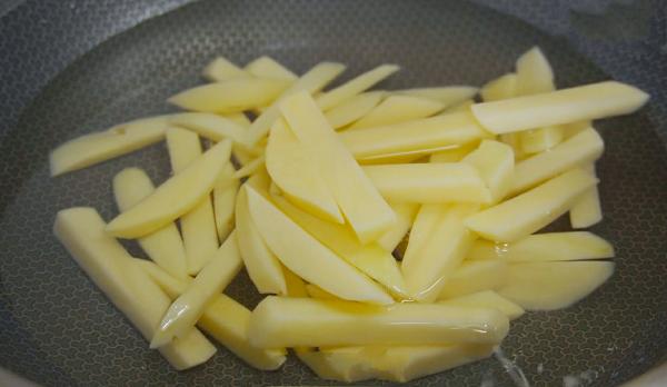 土豆切成條放冰箱裡，真厲害，老保姆的拿手絕活，端上桌就光碟