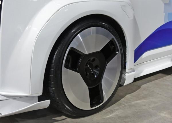 這臺AION Y一箭雙鵰：既能比比賽道，又能開敞篷拉風！