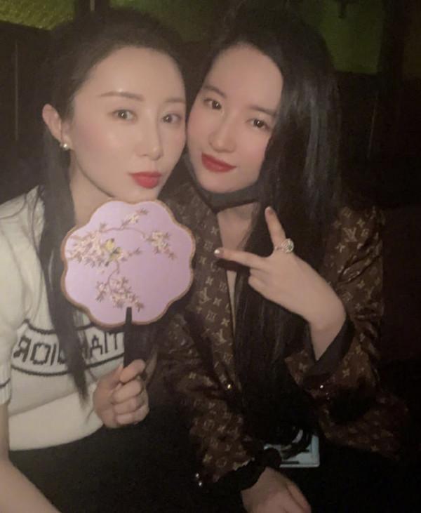 劉亦菲舒暢同框高調炫富!穿高奢大牌氣場全開,姐妹花顏值大暴擊 劉亦菲舒暢同框高調炫富!穿高奢大牌氣場全開,姐妹花顏值大暴擊