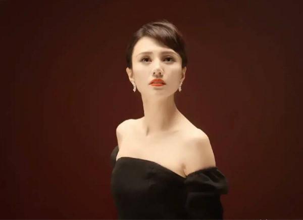 袁泉演繹東方女人的韻味兒，一襲黑色抹胸裙盤起頭髮，典雅又高貴