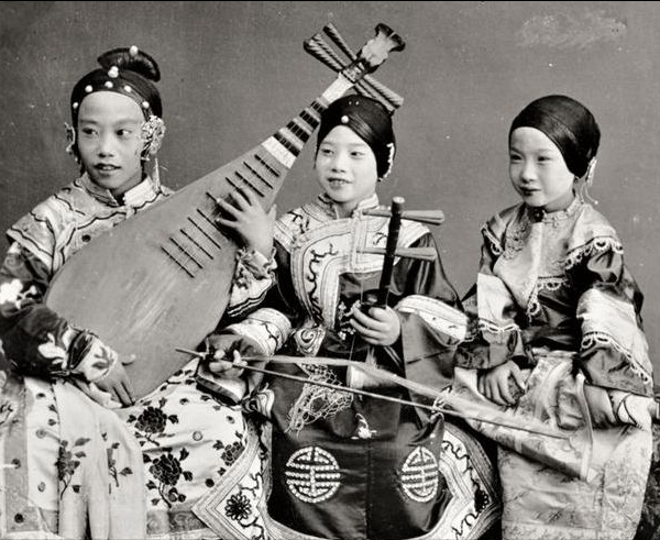 晚清時期,一位19歲的“王爺女兒”被賣到歐洲,關在囚籠中展覽 晚清時期,一位19歲的“王爺女兒”被賣到歐洲,關在囚籠中展覽