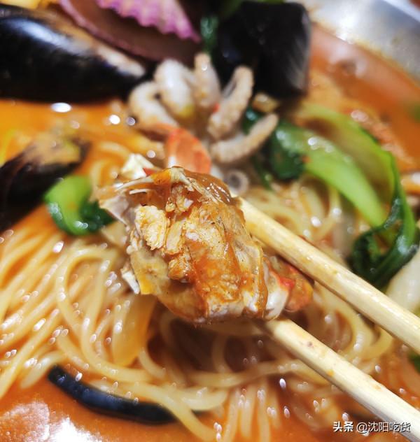 西塔小衚衕裡的炒碼面，面基本被鮑魚八爪魚大蝦蓋住了