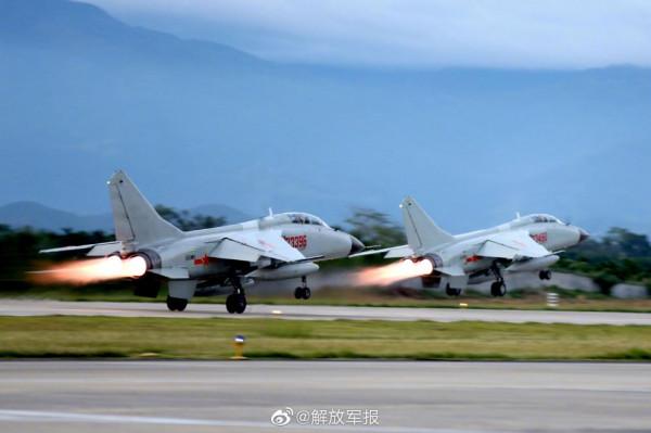 南部戰區海軍航空兵某旅開展跨晝夜飛行訓練