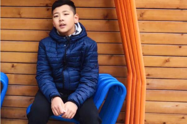 八年過去了,kimi蘑菇頭依舊,森碟盡顯女神範,石頭變化好大 八年過去了,kimi蘑菇頭依舊,森碟盡顯女神範,石頭變化好大