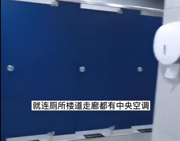 清華大學女生1張“炫富照”曝光：對不起，我不過低配的人生