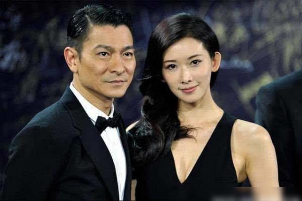 劉德華54歲老婆近照,身體發福胖成大媽,女兒漂亮可愛很像他 劉德華54歲老婆近照,身體發福胖成大媽,女兒漂亮可愛很像他