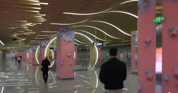 “中國很落後?”英國小夥坐了一趟中國地鐵,打臉了 “中國很落後?”英國小夥坐了一趟中國地鐵,打臉了