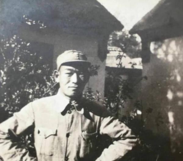 他被毛主席讚譽為菩薩司令,治軍有方,曾帶20人爬山遊覽巧捉日軍 他被毛主席讚譽為菩薩司令,治軍有方,曾帶20人爬山遊覽巧捉日軍