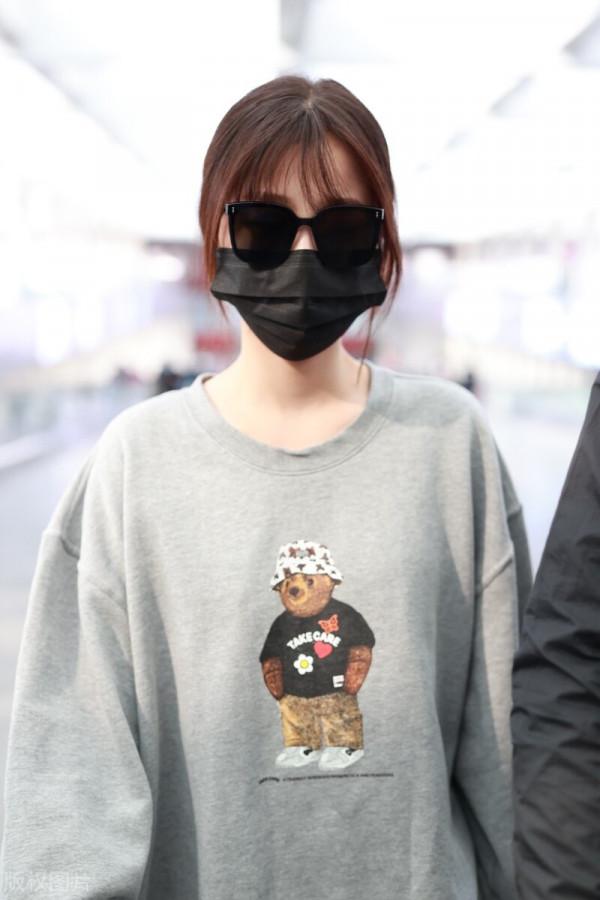 虞書欣穿灰色小熊衛衣搭配黑色牛仔褲，戴墨鏡休閒可愛