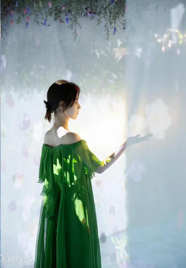 靈動少女陳都靈綠色百褶裙，清爽而復古，越來越有女人味