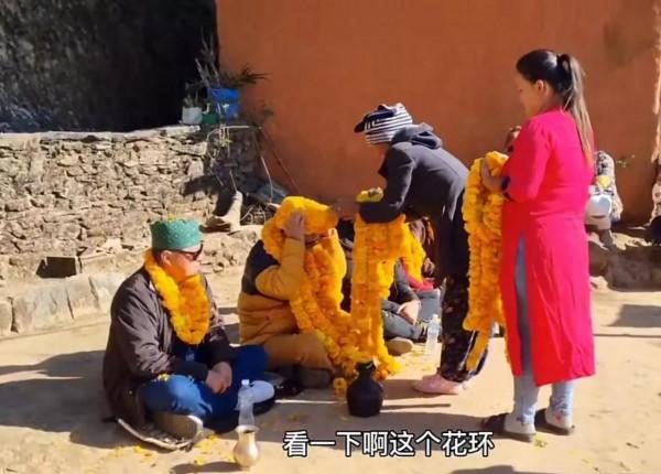 尼泊爾的大富豪開直升飛機回老家，見人給一百，漲見識了