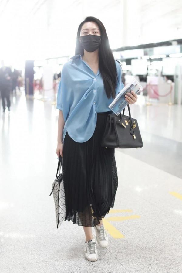 原來黃夢瑩也是衣架子,襯衫不“好好穿”也精緻,配裙子意外高階 原來黃夢瑩也是衣架子,襯衫不“好好穿”也精緻,配裙子意外高階