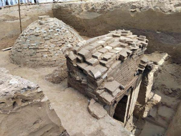 考古專家挖掘古墓，剛挖到一半大喊：都停下，這好像是我先祖之墓