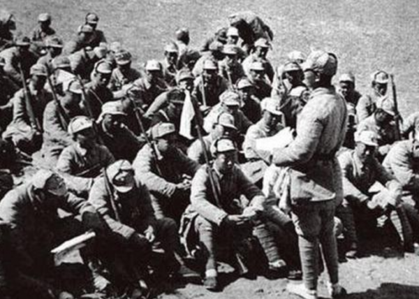 1953年，開國少將攜妻回鄉祭祖，卻發現童養媳等了自己一輩子