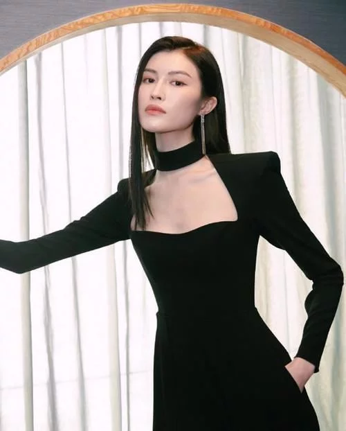 難怪楊穎說何穗是圈內最怕見到的人，當何穗和許佳琪撞衫