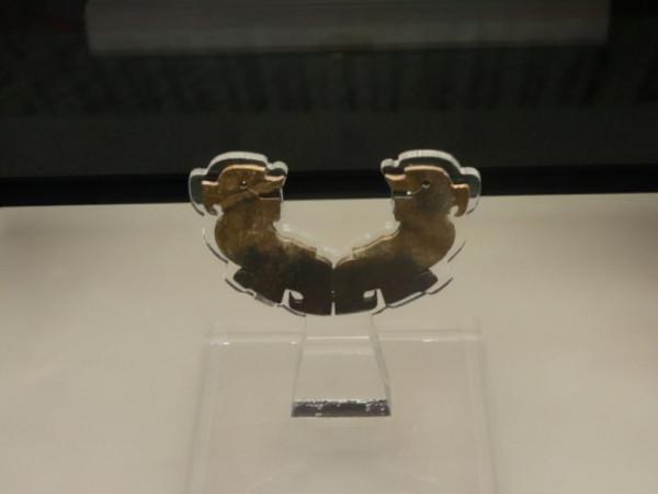 沉睡三千年的大墓重現人間，陪葬品極盡奢華，墓主身份令專家肅穆