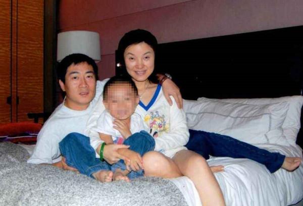 當紅時嫁入豪門，被負後轉移丈夫12億財產，如今跟兒子相依為命