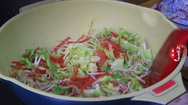 幹米粉浸泡時，要用溫水還是開水？教你正確做法，不粘鍋不會坨