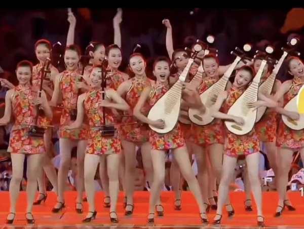 唐嫣參加雅典奧運會閉幕式舊照熱傳 穿旗袍拉二胡燦笑迷人