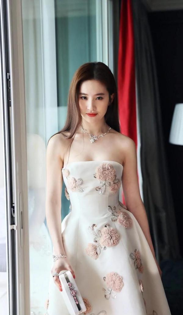 魅力四射“楊冪”,不老容顏“劉亦菲” 魅力四射“楊冪”,不老容顏“劉亦菲”