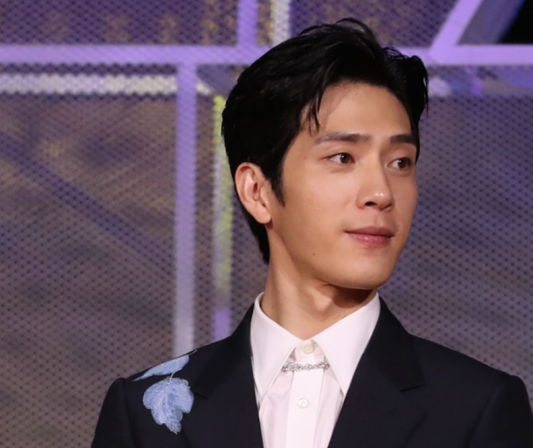 男星紅毯濃妝總是翻車!現場生圖對比太明顯,妝面乾淨清爽才舒服 男星紅毯濃妝總是翻車!現場生圖對比太明顯,妝面乾淨清爽才舒服