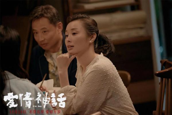 吳越紮起馬尾好驚豔，新片中穿薄紗襯衫，與馬伊琍同框顯年輕多了