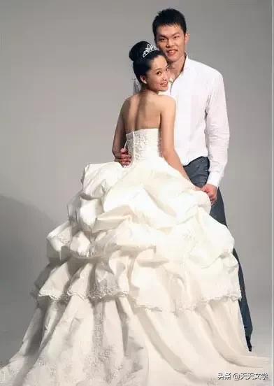 賽場姚明和王治郅身後的男人朱芳雨：年輕時，錯是真的愛也是真的