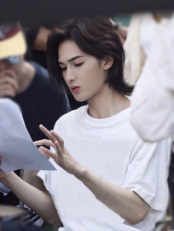 朱正廷《冰球少年》路透曝光,中長髮造型絕了!路人看了想轉粉 朱正廷《冰球少年》路透曝光,中長髮造型絕了!路人看了想轉粉