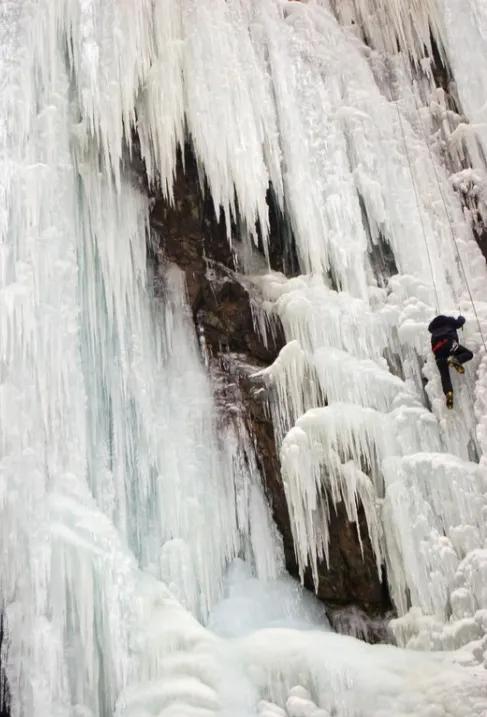 分享~冰瀑布，白色茫茫，晶瑩剔透，稀罕稀罕，太震撼啦