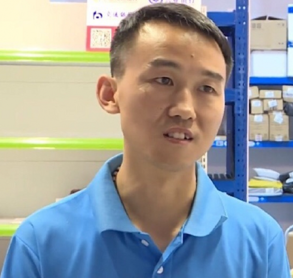 本科女兒私奔初中快遞小哥，父親：我30萬培養的女兒就找了個差的