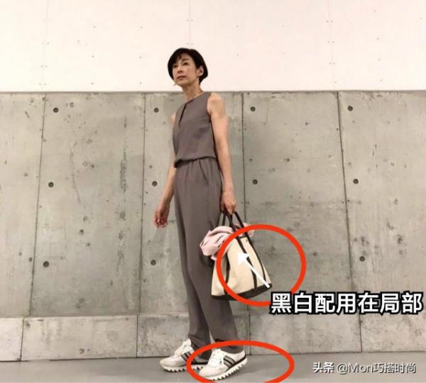 54歲的她，僅憑一身“黑白配”穿搭，就贏得了高階氣質，那你呢？