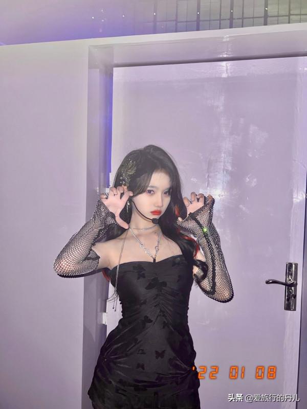 宋昕冉一襲黑色抹胸連衣裙，輕鬆展現輕熟風