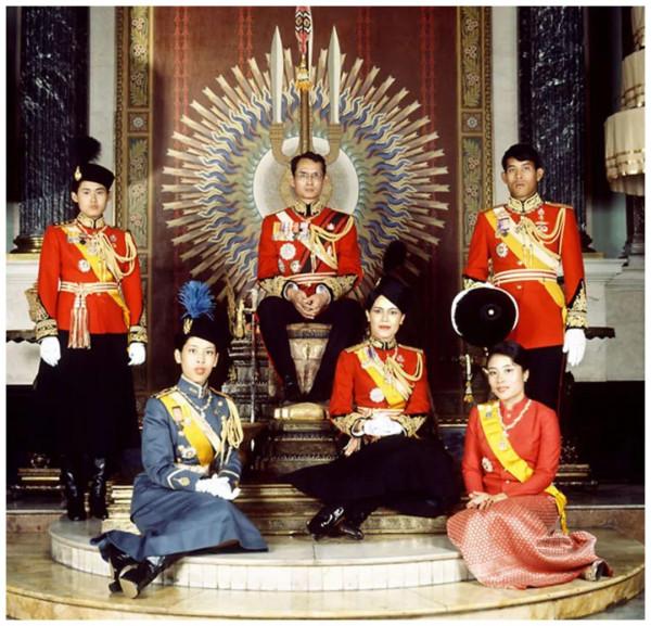 泰國國王的生活有多奢侈? 泰國國王的生活有多奢侈?