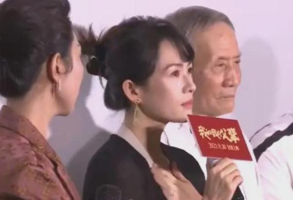 章子怡帶女兒去打疫苗，醒醒肉嘟嘟太可愛，打針沒哭還微笑太勇敢