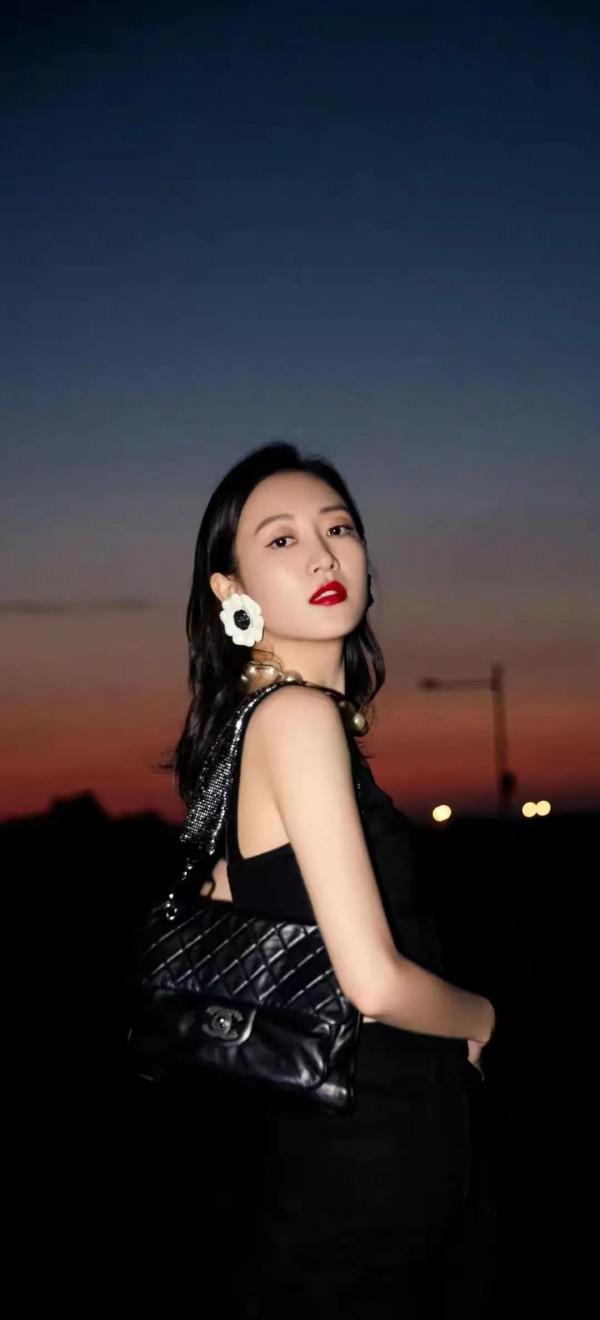 王鷗有種特殊氣質：月上柳俏頭，人約黃昏後