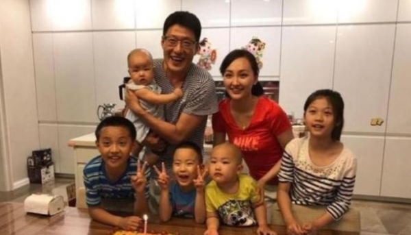 兩人因戲生情，婚後6年生3胎，丈夫片約不斷，被稱&OpenCurlyDoubleQuote;螢幕硬漢&rdquo;