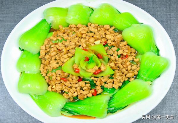 廚師長用菜根雕花,青菜搭配肉末簡單一炒,做出飯店的既視感 廚師長用菜根雕花,青菜搭配肉末簡單一炒,做出飯店的既視感