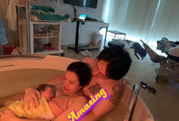 孝順的謝依霖：28歲嫁經紀人，30歲生二胎，成名後為父母買房