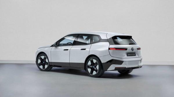 電子墨水技術加持 寶馬展示可變色車漆 灰白自由切換