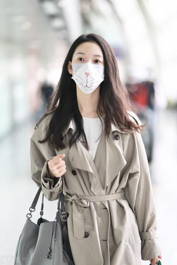 宋祖兒白色羊羔絨外套搭白鞋白褲，陳瑤內搭白色T恤，我白色襯衫