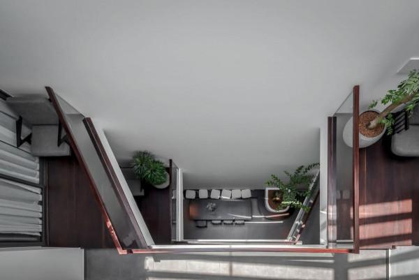 220㎡上下4層樓,中庭種花種菜,三代人同住保持親而有間的距離感 220㎡上下4層樓,中庭種花種菜,三代人同住保持親而有間的距離感