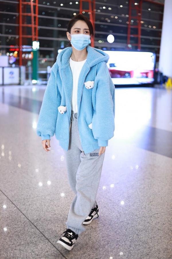 街拍:佟麗婭藍色毛絨外套+灰色運動褲+運動鞋+白色T恤可愛清純 街拍:佟麗婭藍色毛絨外套+灰色運動褲+運動鞋+白色T恤可愛清純