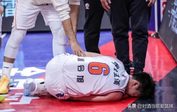 洋帥上頭自廢武功，首鋼被打懵！靠譜哥逃過一劫，乃新疆隊之大幸