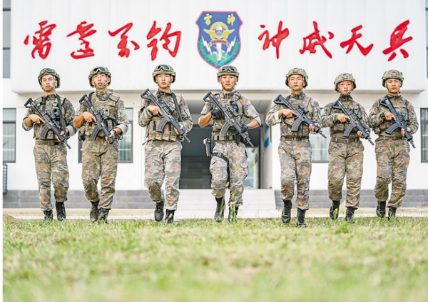 星空迷彩酷似美軍，“191+202”豪華配置，雷神突擊隊有多強？