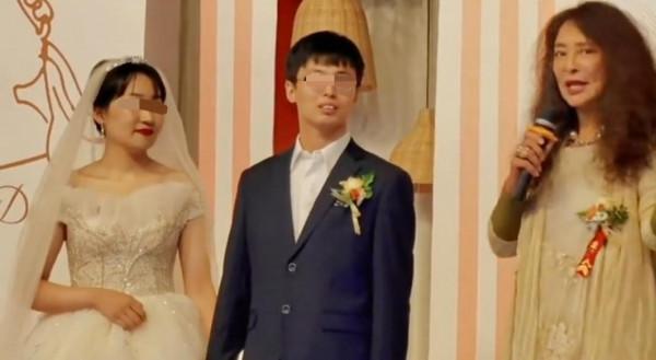 李勤勤現身乾女兒婚禮,現場發言超有範,戴寶石戒指仍打包剩菜 李勤勤現身乾女兒婚禮,現場發言超有範,戴寶石戒指仍打包剩菜